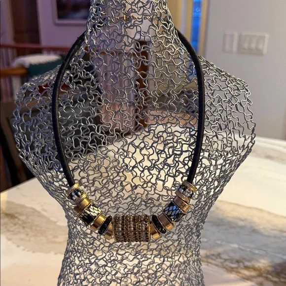 Elegant Black and Gold Beaded Necklace - Picture 2 of 2